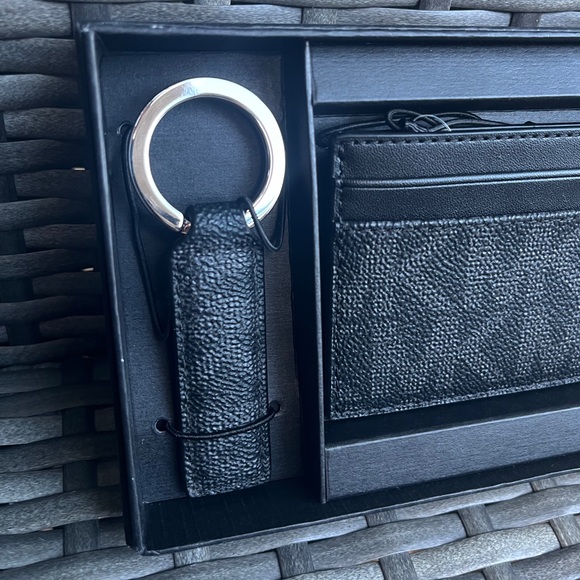NWT, MSRP $98. 2-peice Michael Kors Card Case & Keychain - Picture 4 of 7